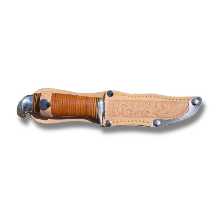 Iisakki Järvenpää Kolkka Scout Knife – klassisk spejderkniv med skarp stålklinge og ergonomisk træskaft, designet til friluftsliv og spejderbrug.