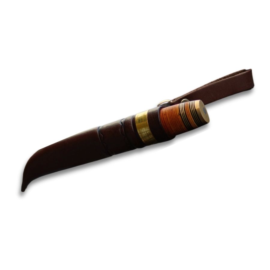 Iisakki Järvenpää Aito-kniv med traditionelt træskaft og skarp stålklinge.