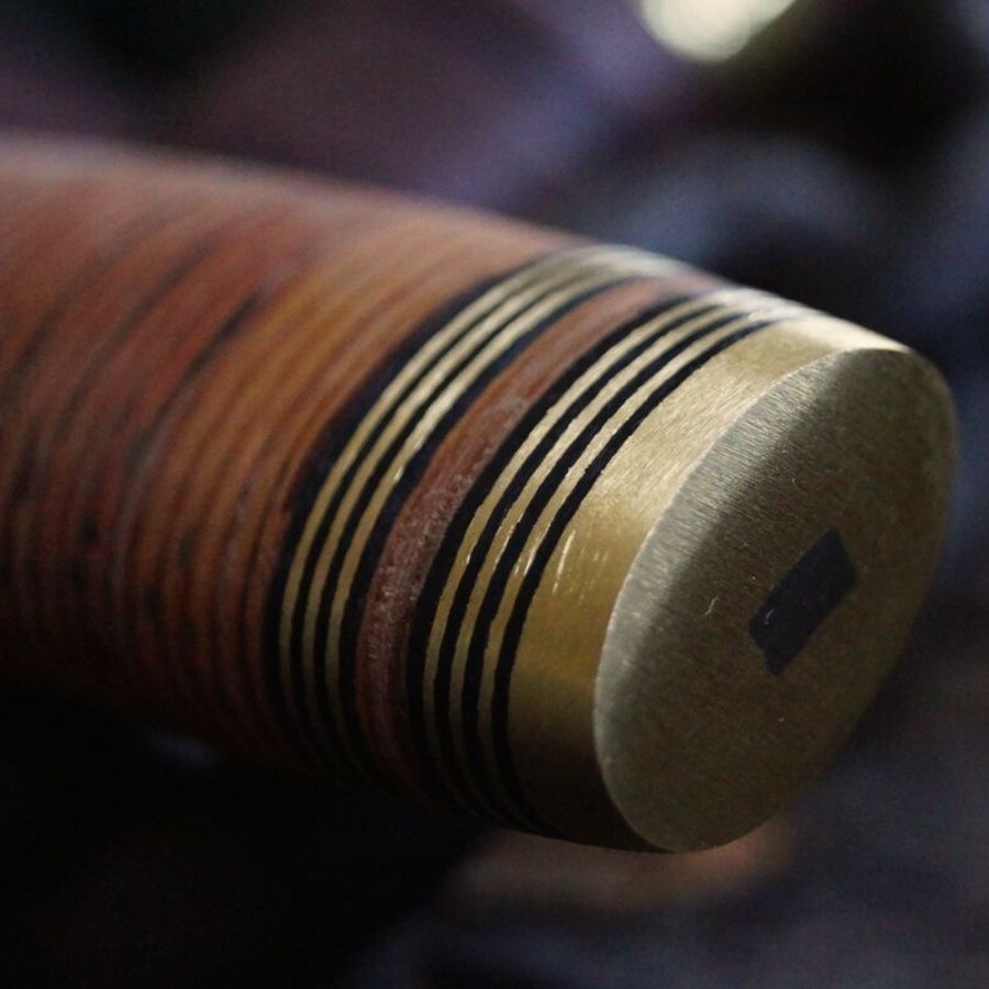 Iisakki Järvenpää Aito-kniv med traditionelt træskaft og skarp stålklinge.