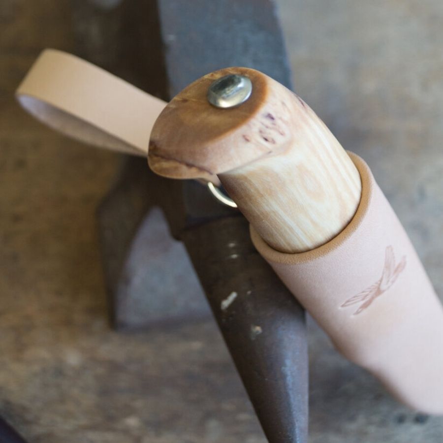 Iisakki Järvenpää Duck Knife – Light med smal, skarp stålklinge og lyst, ergonomisk formet træskaft i traditionelt finsk design.