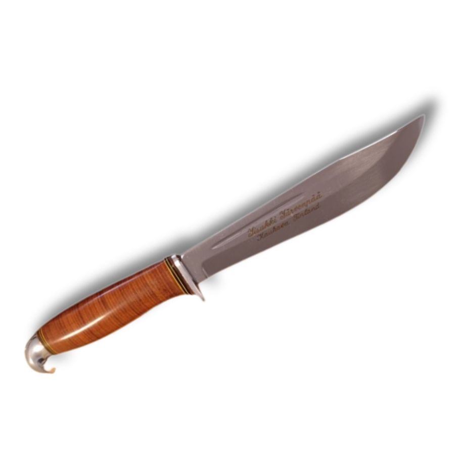 Jahti Scout-kniv med slank klinge og træskaft, placeret i naturlige outdoor- eller spejderomgivelser.