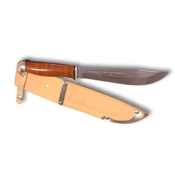 Jahti Scout-kniv med slank klinge og træskaft, placeret i naturlige outdoor- eller spejderomgivelser.