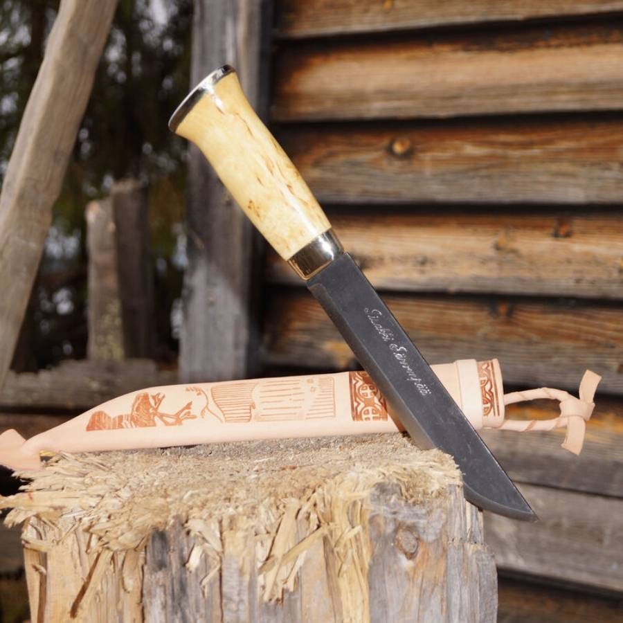 Poromiehen Leuku-kniv med kraftig, bred stålklinge og ergonomisk formet træskaft i traditionelt samisk design