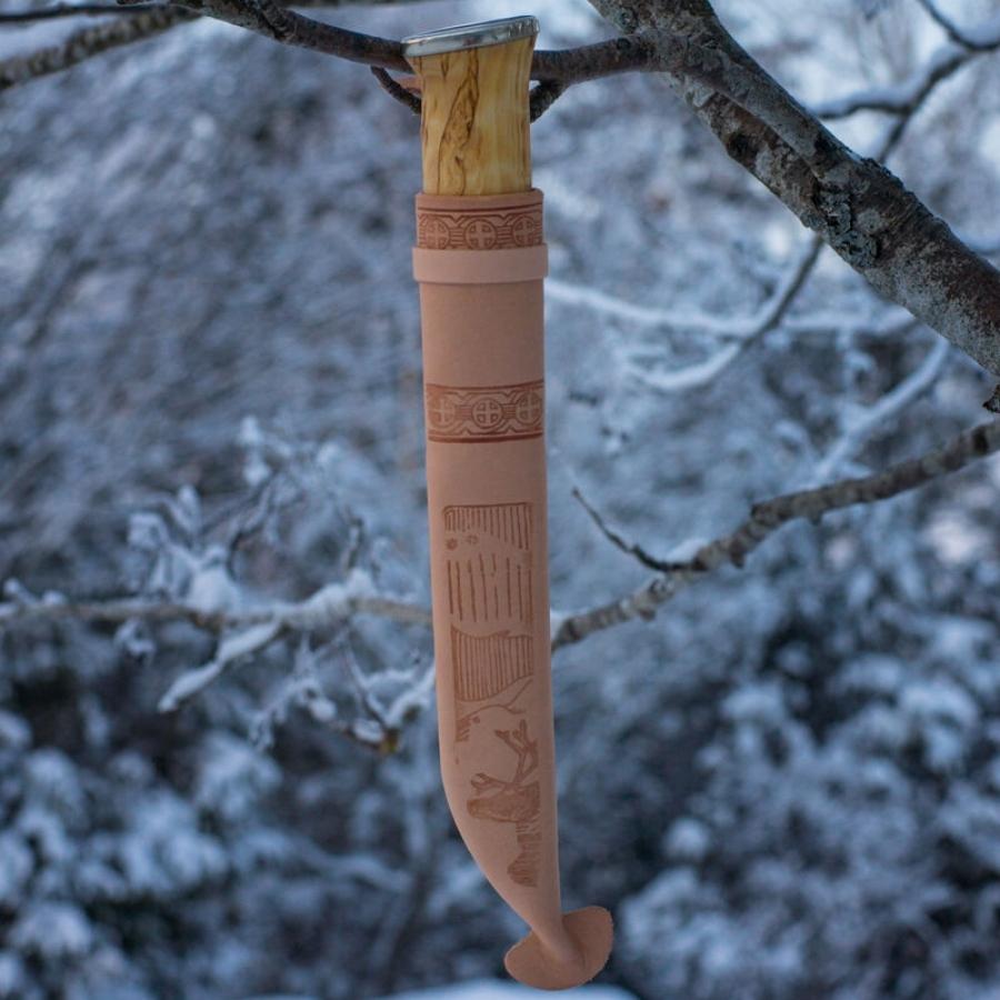 Poromiehen Leuku-kniv med kraftig, bred stålklinge og ergonomisk formet træskaft i traditionelt samisk design