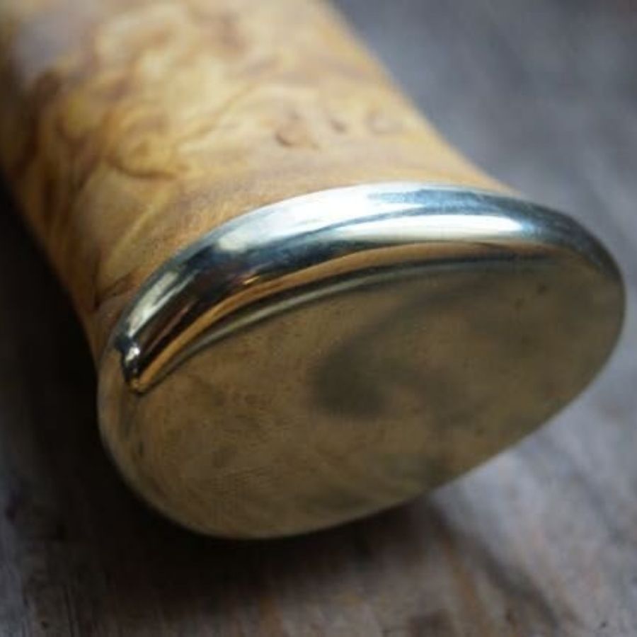 Poromiehen Leuku-kniv med kraftig, bred stålklinge og ergonomisk formet træskaft i traditionelt samisk design