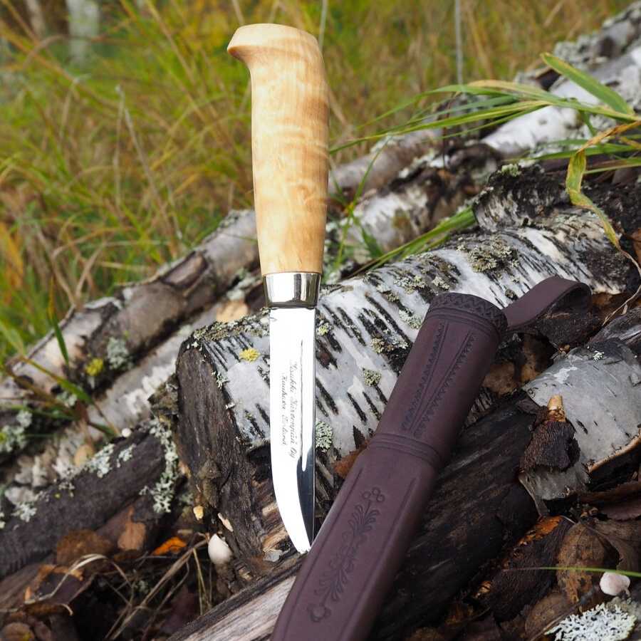 Iisakki Järvenpää snittekniv med slank, skarp stålklinge og ergonomisk formet træskaft i traditionelt finsk design.